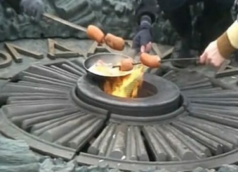 У Росії радикально вирішили проблему сосисок на Вічному вогні: соцмережі в шоці