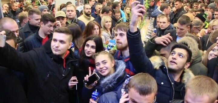(Не)бідно живемо: фото черг за iPhone 7 в Україні