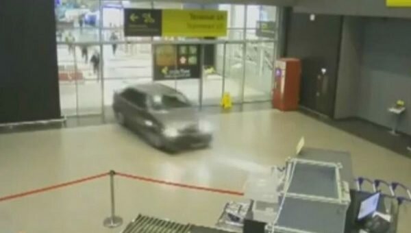Погоня за автомобілем в Російському аеропорту.