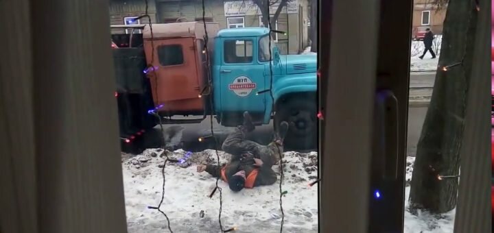 П'яні "в дим", або як працюють комунальні служби в Росії (відео)
