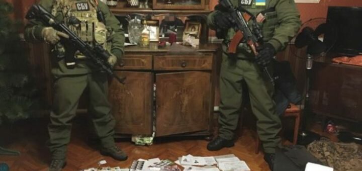 Спіймали жінку, яка виготовляла для бойовиків ДНР українські паспорти (фото, відео)