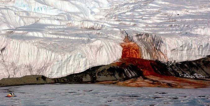 Ученые выяснили происхождение Кровавого водопада в Антарктиде