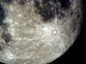 Ученые выяснили, почему вокруг лунных кратеров появляются лучи