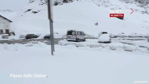 На горном перевале в северной Италии идет сильный снегопад