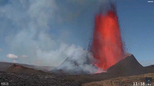 Исландия: Поток лавы в Фаградалсфьялле увеличился на 70 процентов на фоне продолжающегося извержения