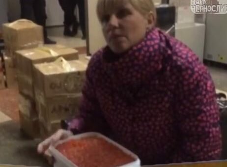 Росіянка намагалася з'їсти 10 літрів червоної ікри, щоб не віддавати її митникам (відео)