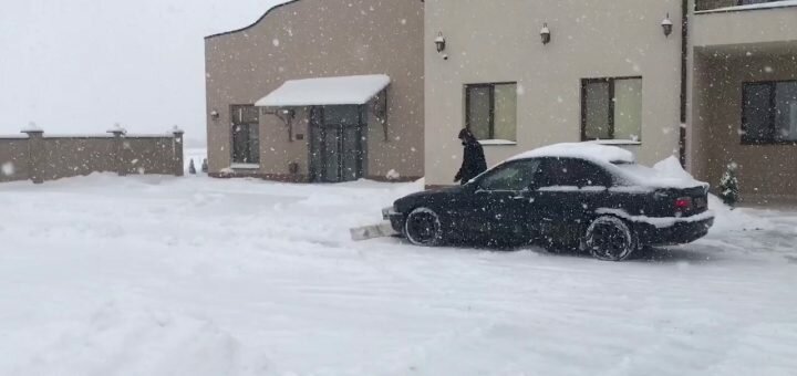 Як на Закарпатті BMW перетворили на снігозбиральну машину (відео)