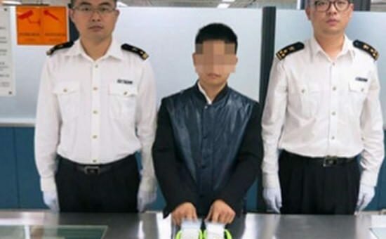 Китайский контрабандист пытался провезти тысячу бриллиантов в кроссовках