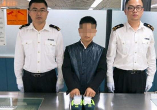 Китайский контрабандист пытался провезти тысячу бриллиантов в кроссовках