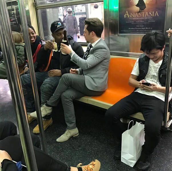 Прикольные фото пассажиров из метро разных городов мира