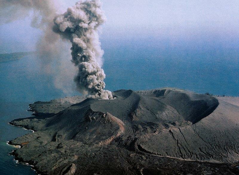 Вулкан Кракатау сровоцировал цунами высотой более ста метров