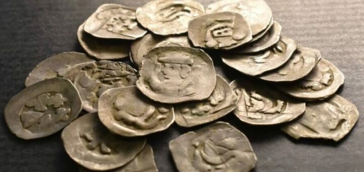 В Словакии турист нашел 700-летний клад серебряных монет